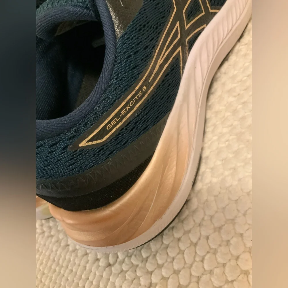 ASICS - Picture 7 of 10